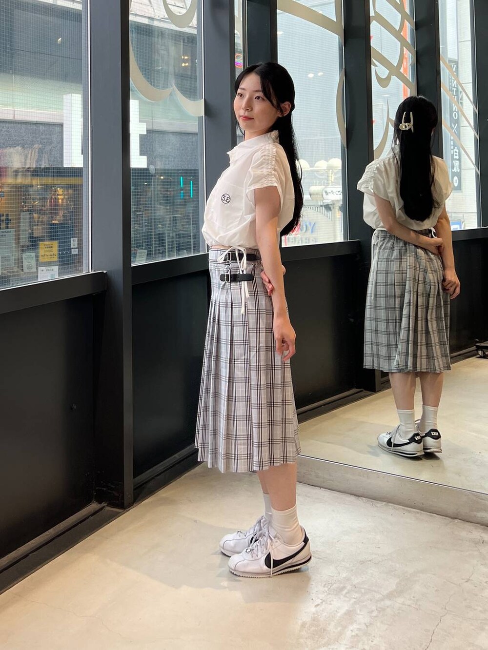 ホワイト系のシャツ/ブラウス、ブルー系のスカートを着用したレディースの夏コーディネートの6枚目の写真