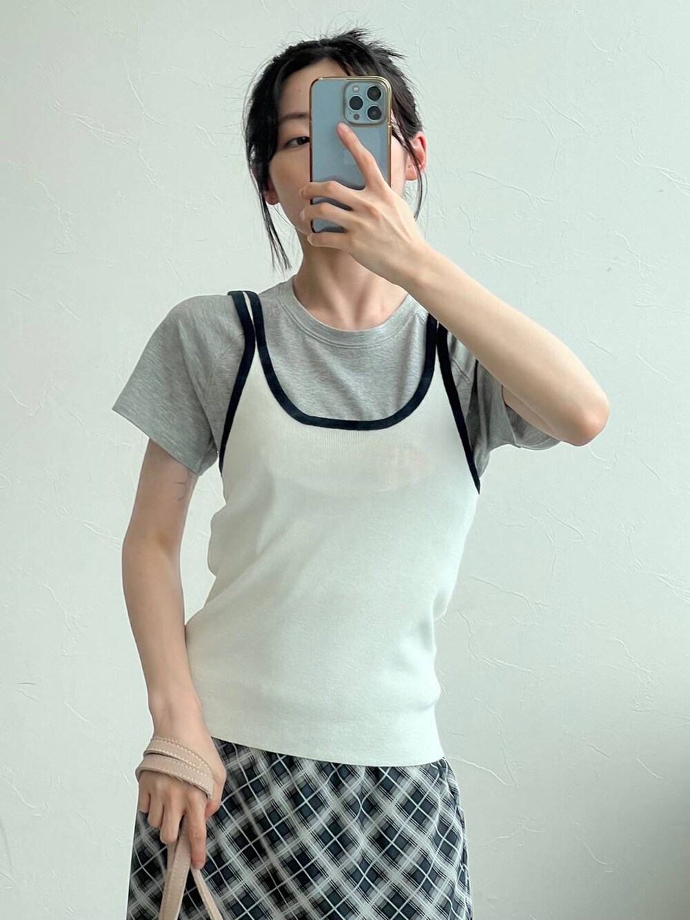 グレー系のTシャツ/カットソー、グレー系のスカート、ベージュ系のキャミソールを着用したレディースの夏コーディネートの8枚目の写真