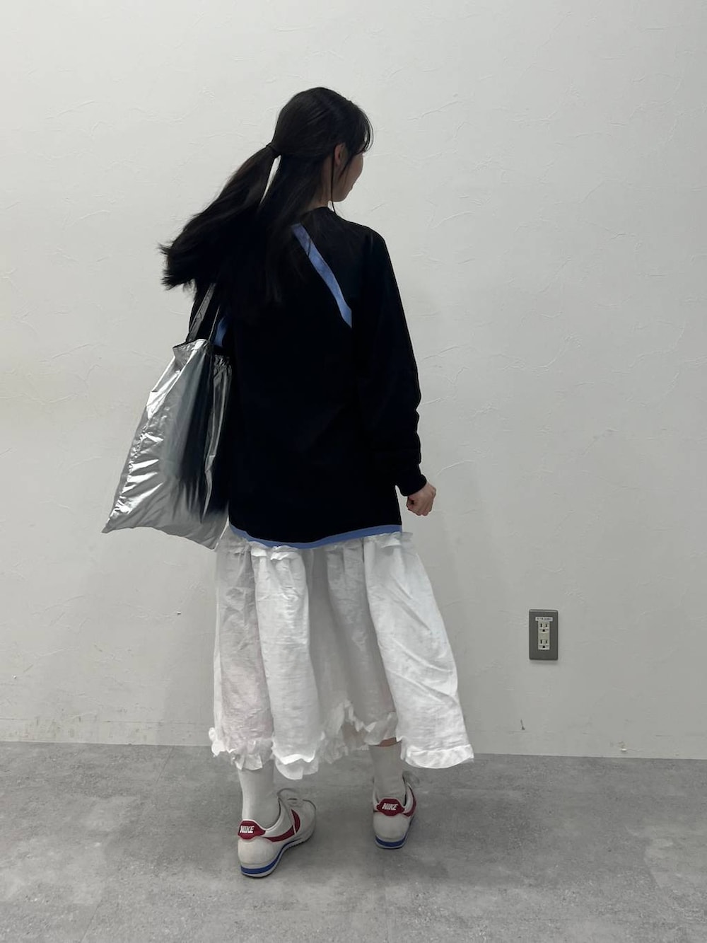 グレー系のトートバッグ、ブラック系のTシャツ/カットソーを着用したレディースの春コーディネートの3枚目の写真