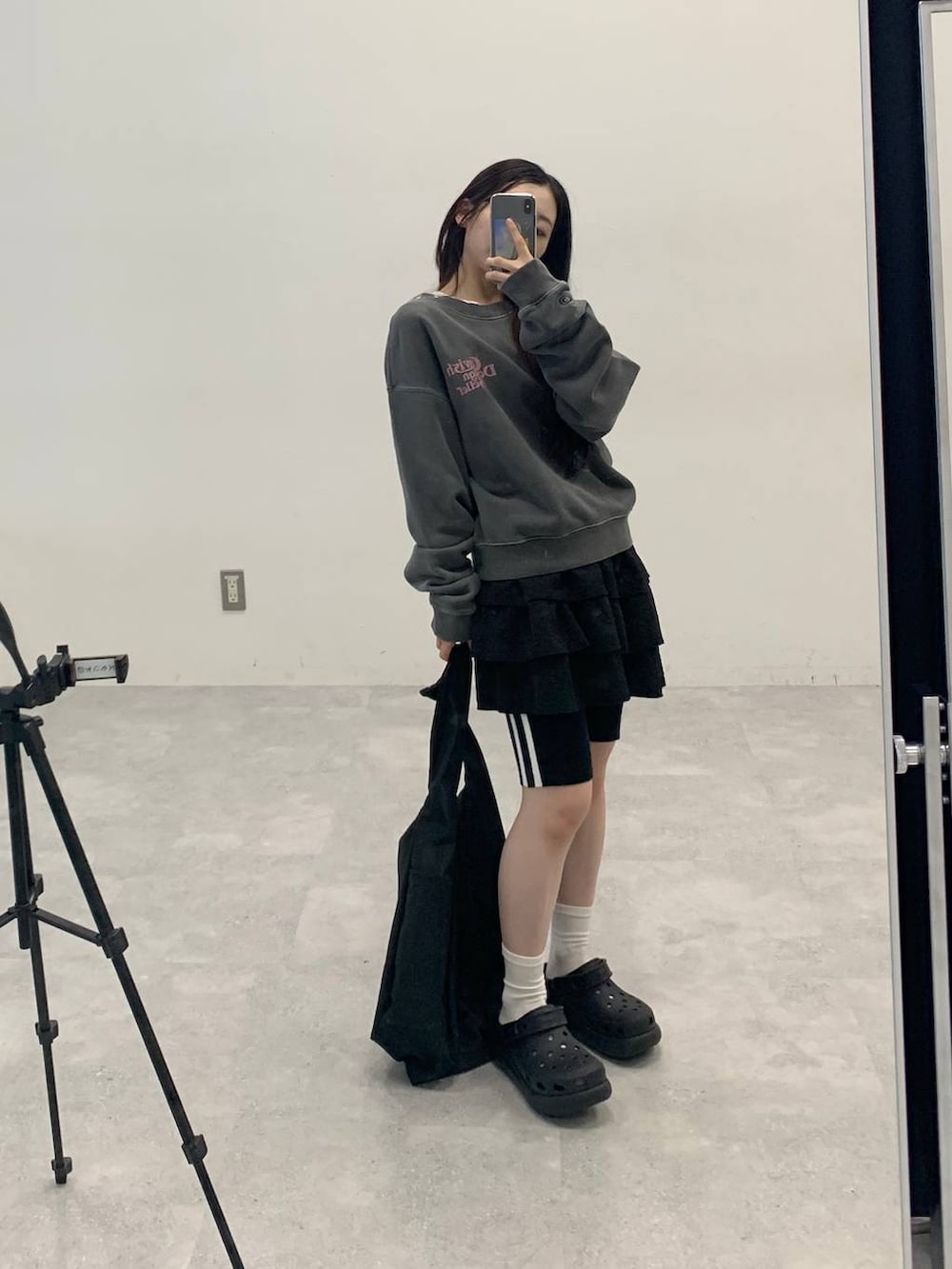 ブラック系のサンダル、ブラック系のショルダーバッグ、ブラック系のスカートを着用したレディースの秋コーディネートの4枚目の写真