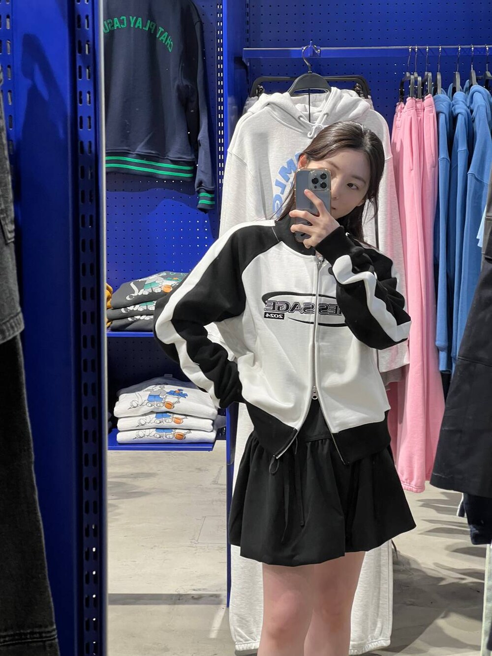 ブラック系のスカート、ホワイト系のスウェットを着用したレディースの春コーディネートの4枚目の写真