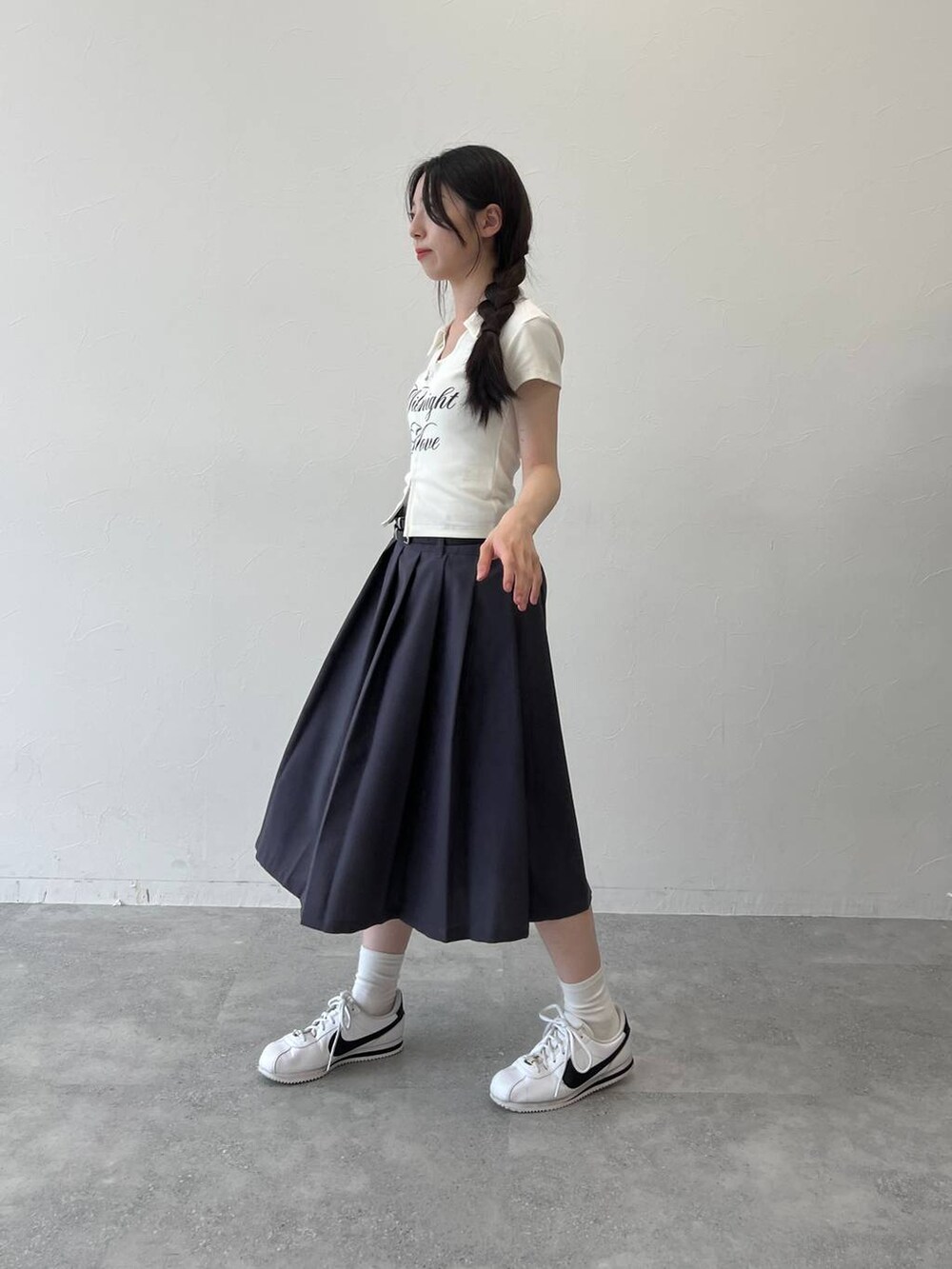 グレー系のスカート、ホワイト系のTシャツ/カットソーを着用したレディースの夏コーディネートの4枚目の写真