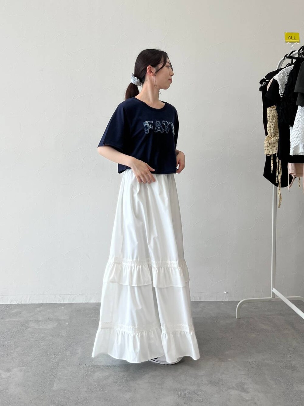 ホワイト系のスカート、ブルー系のTシャツ/カットソーを着用したレディースの夏コーディネートの5枚目の写真