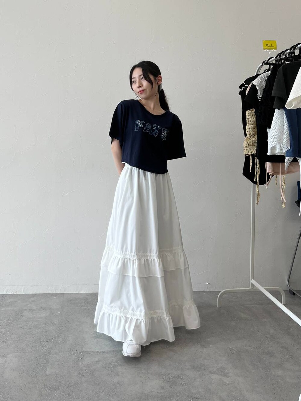 ホワイト系のスカート、ブルー系のTシャツ/カットソーを着用したレディースの夏コーディネートの2枚目の写真