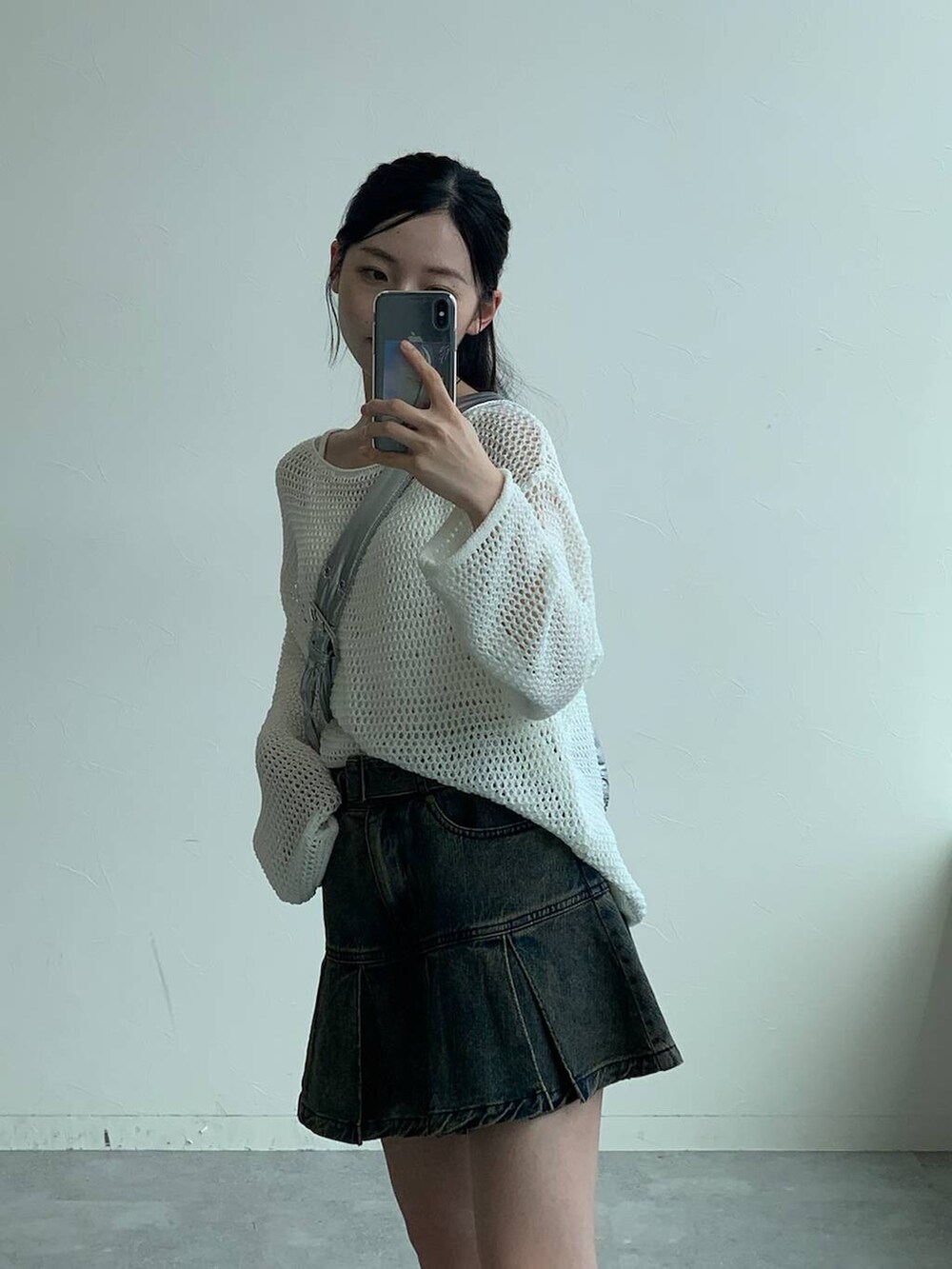 その他のショルダーバッグ、ホワイト系のTシャツ/カットソー、ブルー系のデニムスカートを着用したレディースの秋コーディネートの7枚目の写真