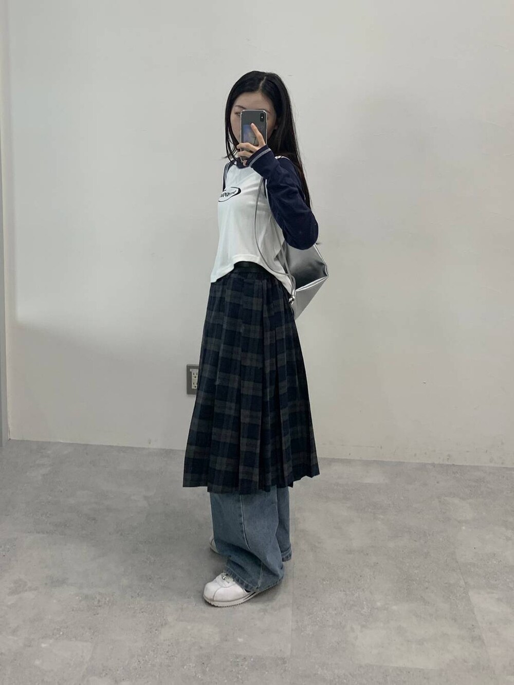 「デニムパンツ、ALAND、おでかけ、韓国ファッション、シンプルコーデ、冬コーデ、秋コーデ、スカート、スニーカー、レイヤードスタイル、レザー、ジャケット、低身長、韓国系、休日コーデ」｜「3.3 Field Trip の3.3 Field Trip／フェイクレザーショートジャケット（ライダースジャケット、ブラック系）」を使った、みれいさん（レディース・150cm）の秋コーディネートの4枚目の写真