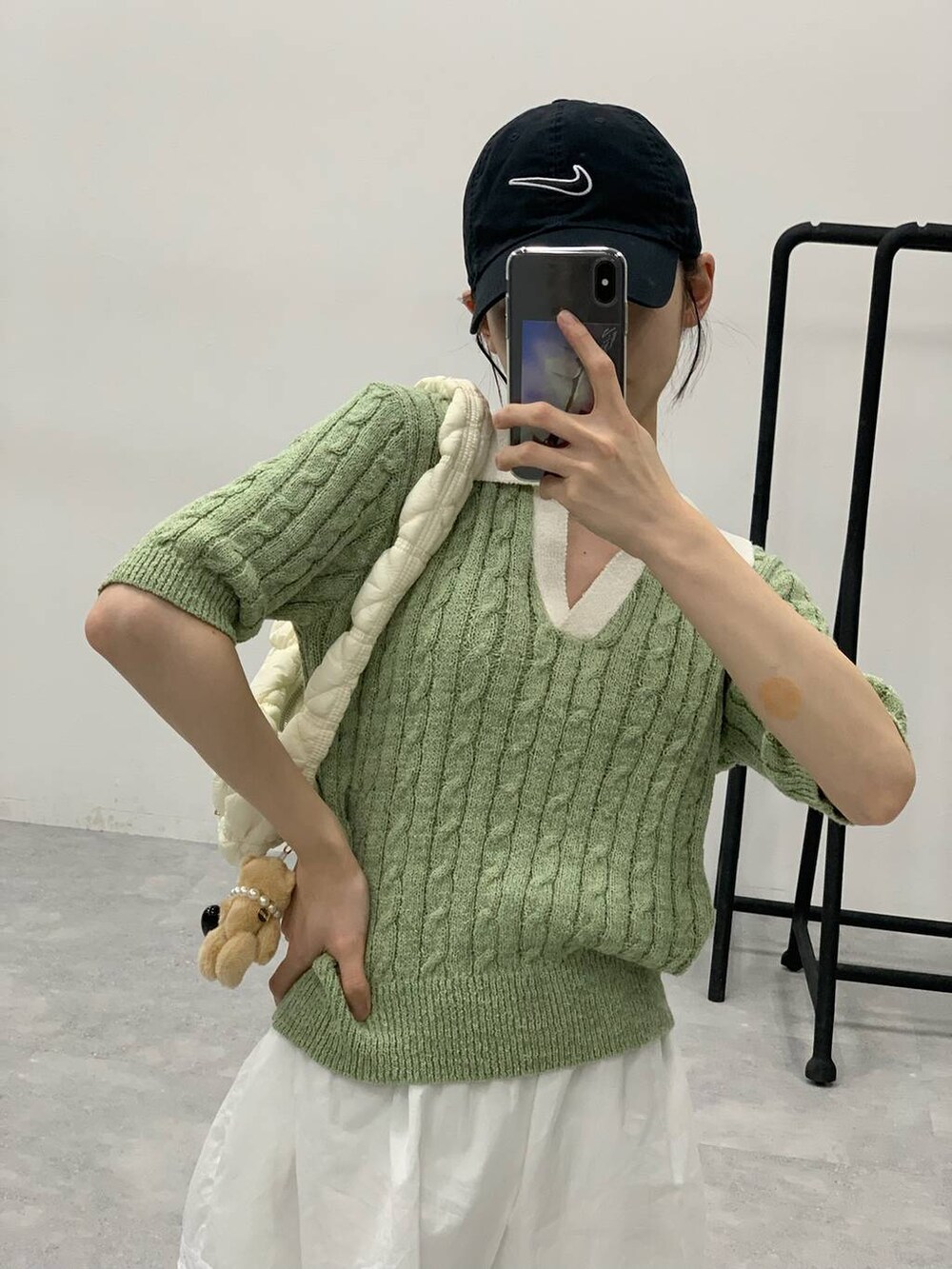 ホワイト系のショルダーバッグ、グリーン系のニット/セーターを着用したレディースの秋コーディネートの5枚目の写真