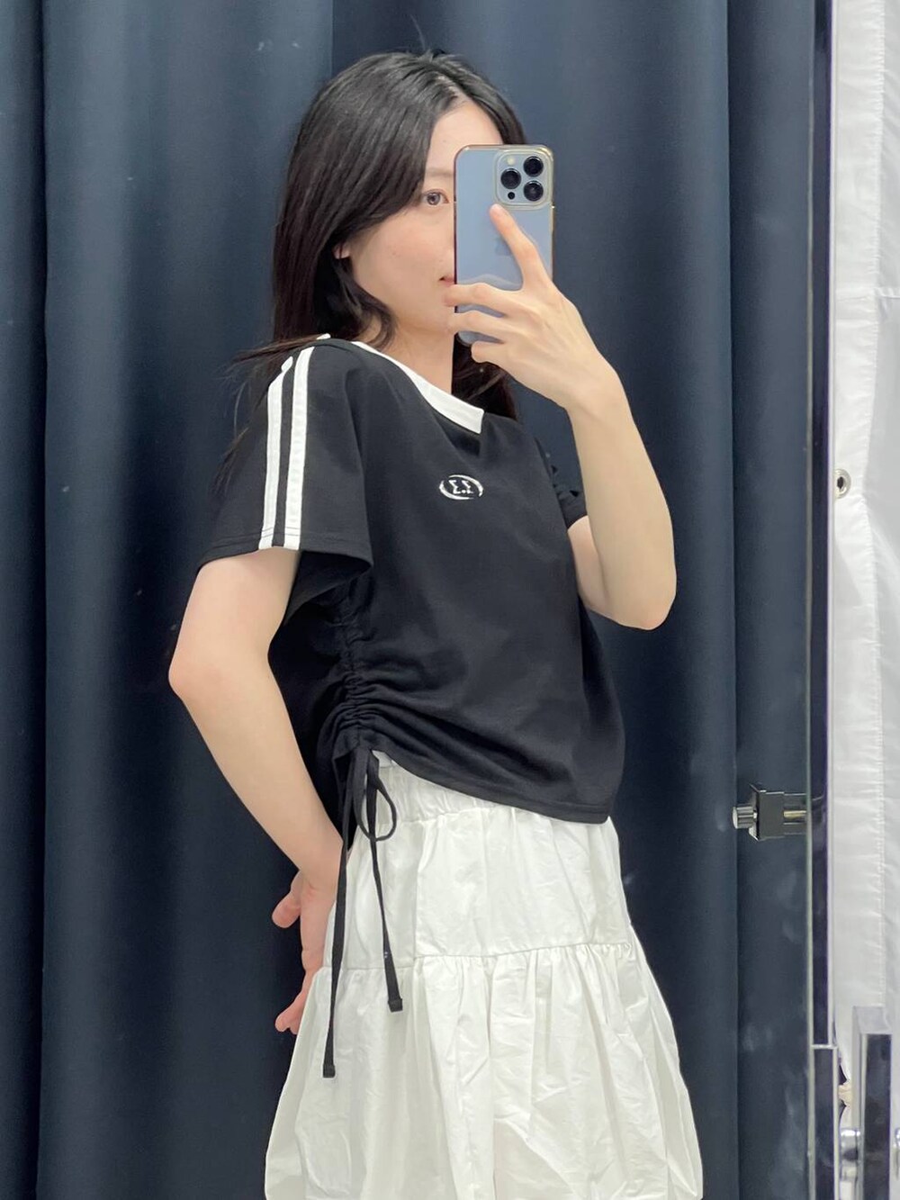 ホワイト系のスカート、ブラック系のTシャツ/カットソーを着用したレディースの夏コーディネートの4枚目の写真