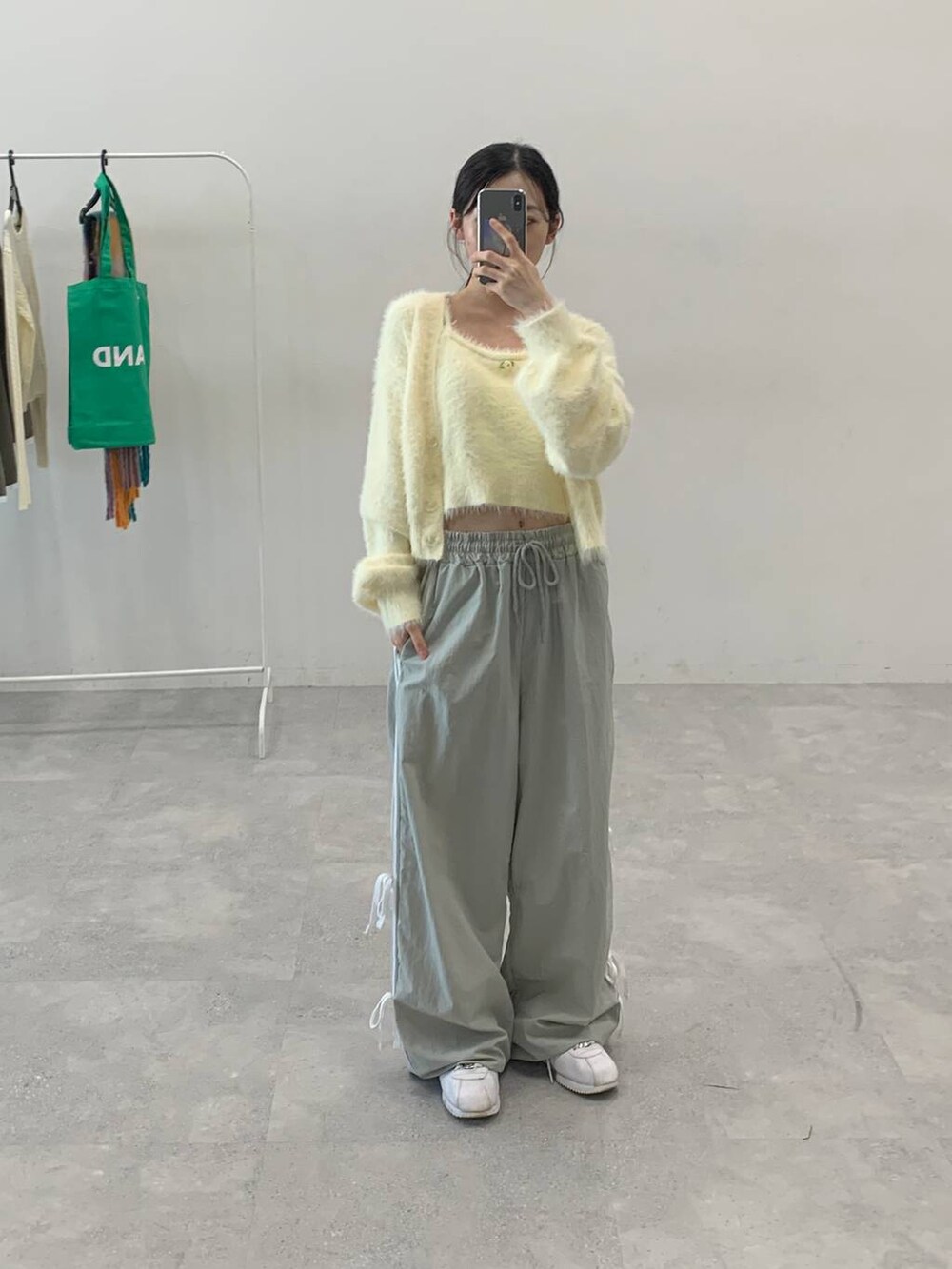 グレー系のその他パンツ、ホワイト系のカーディガン/ボレロを着用したレディースの秋コーディネートの2枚目の写真