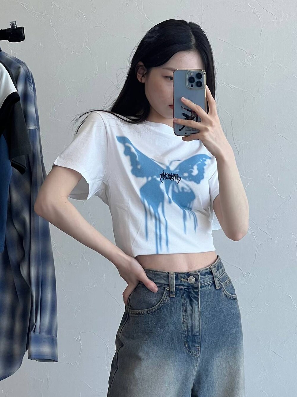 ブルー系のデニムパンツ、ホワイト系のTシャツ/カットソーを着用したレディースの春コーディネートの5枚目の写真