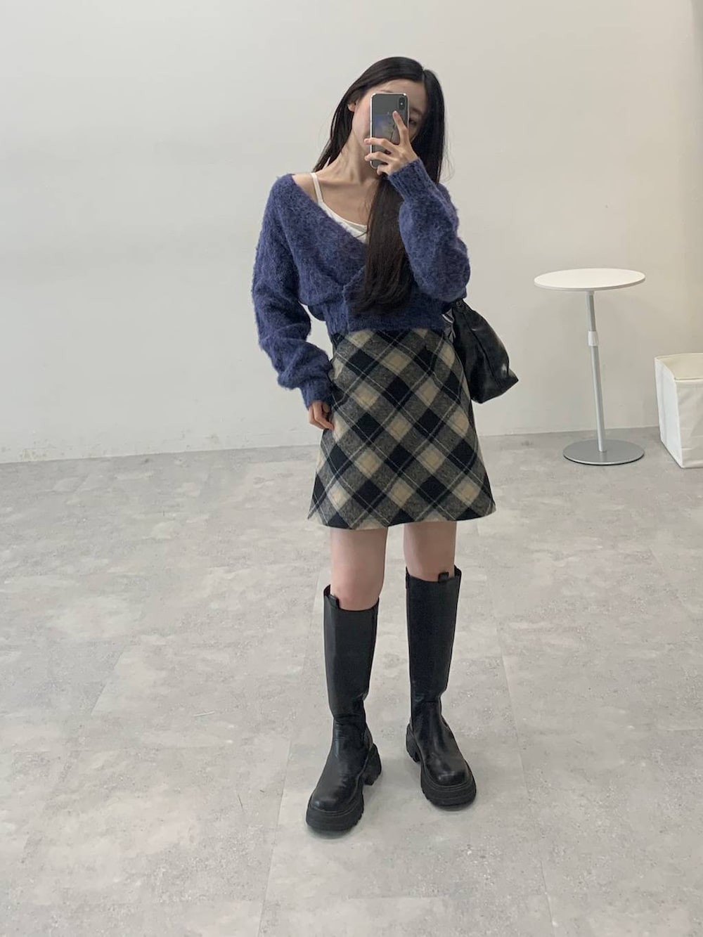 グレー系のカーディガン/ボレロ、ブラック系のスカート、ブラック系のブーツを着用したレディースの秋コーディネートの5枚目の写真