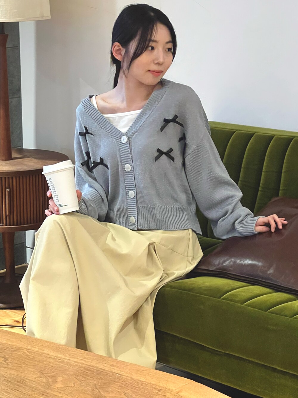 ブルー系のカーディガン/ボレロ、ベージュ系のスカートを着用したレディースの春コーディネートの3枚目の写真