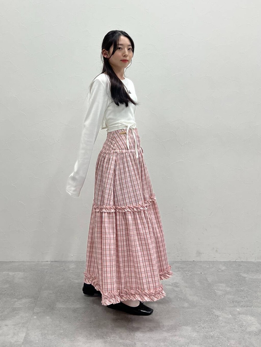ホワイト系のTシャツ/カットソーを着用したレディースの春コーディネートの2枚目の写真