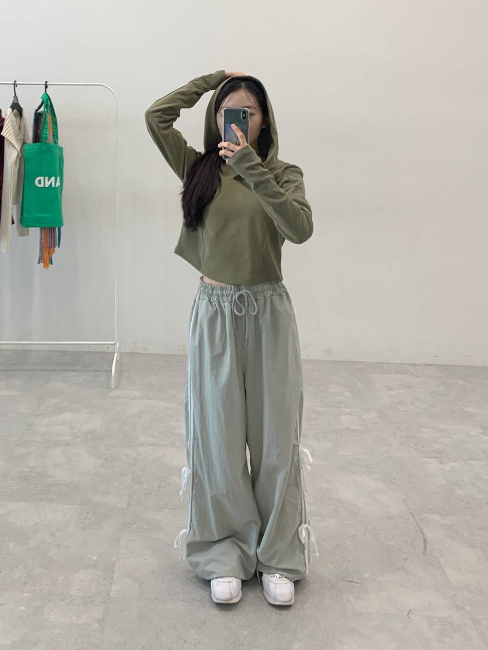 グレー系のその他パンツ、グリーン系のTシャツ/カットソーを着用したレディースの秋コーディネートの2枚目の写真