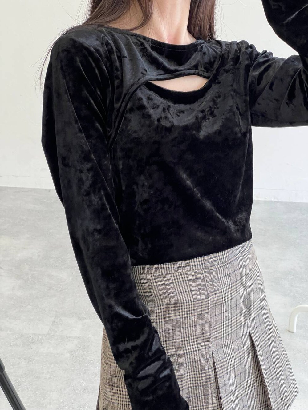 ブラック系のTシャツ/カットソー、ブラウン系のスカート、ブルー系のトートバッグを着用したレディースの冬コーディネートの8枚目の写真