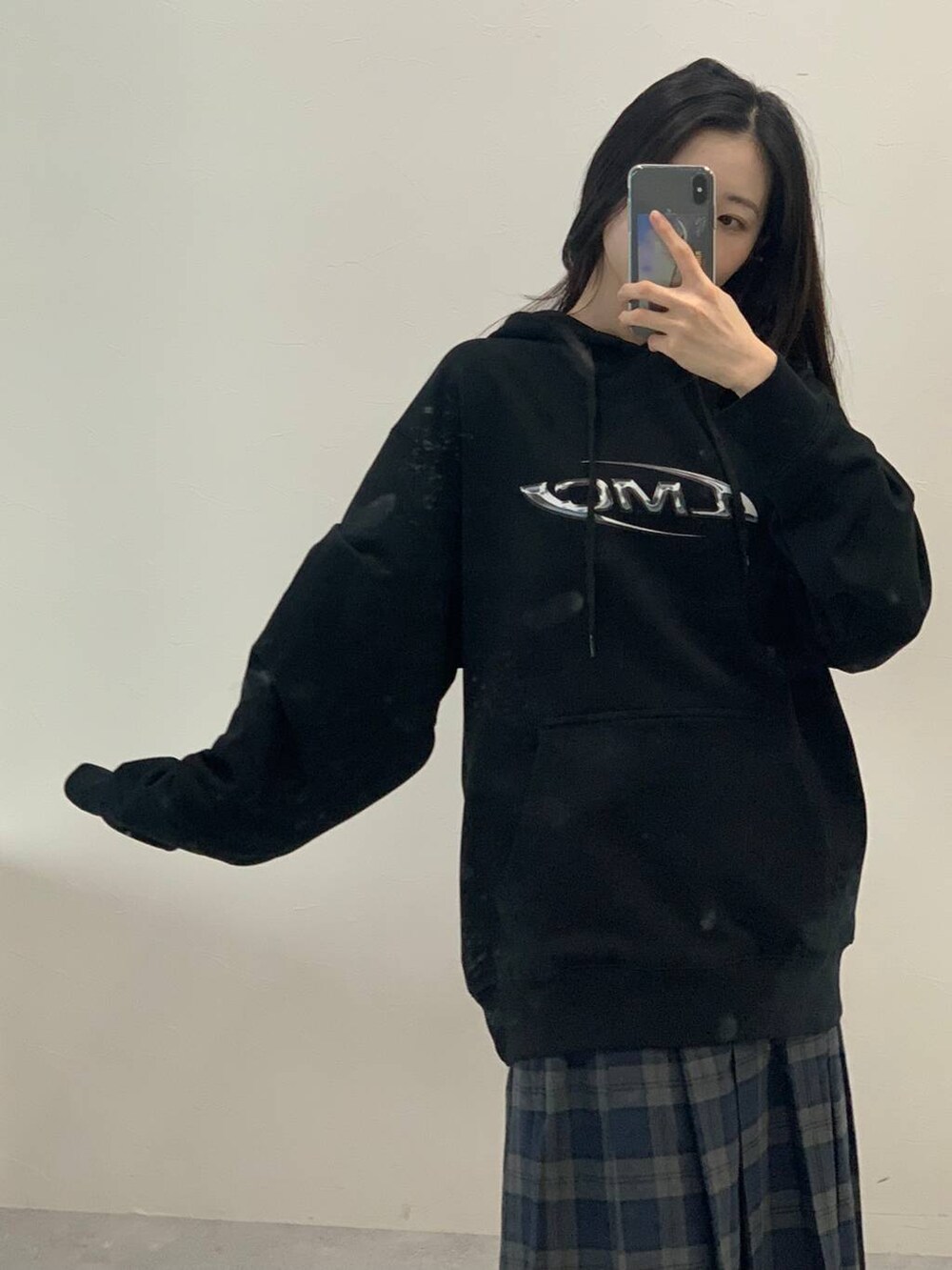グレー系のスカート、ブラック系のパーカーを着用したレディースの秋コーディネートの5枚目の写真