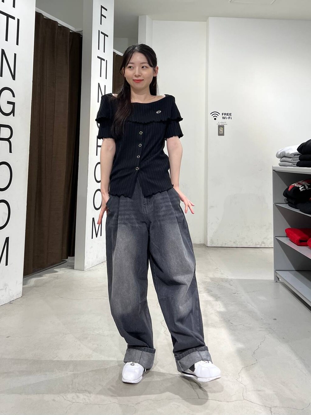 ブラック系のデニムパンツ、ブラック系のTシャツ/カットソーを着用したレディースの春コーディネートの2枚目の写真
