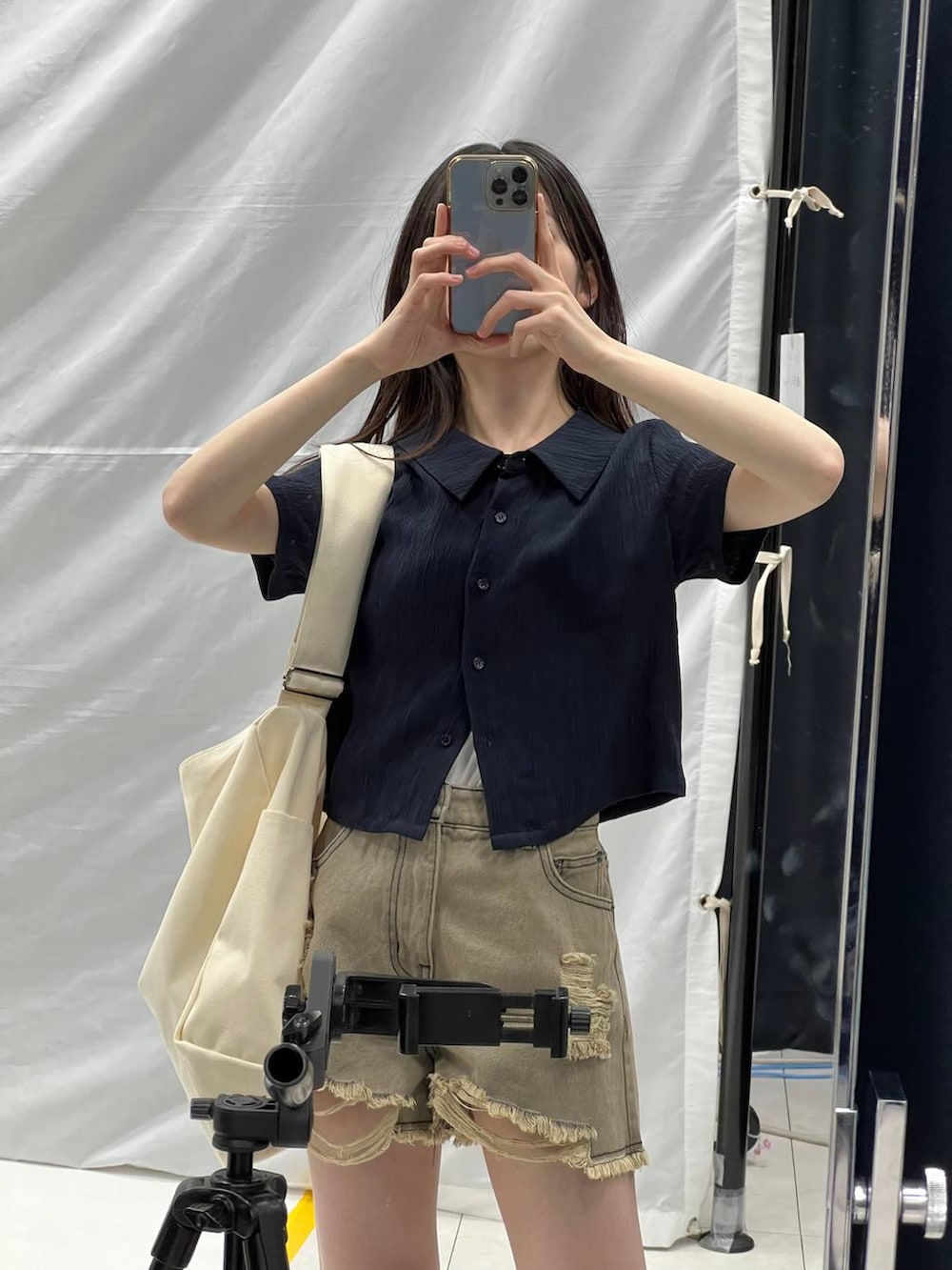 グレー系のデニムパンツ、ブルー系のシャツ/ブラウスを着用したレディースの夏コーディネートの5枚目の写真