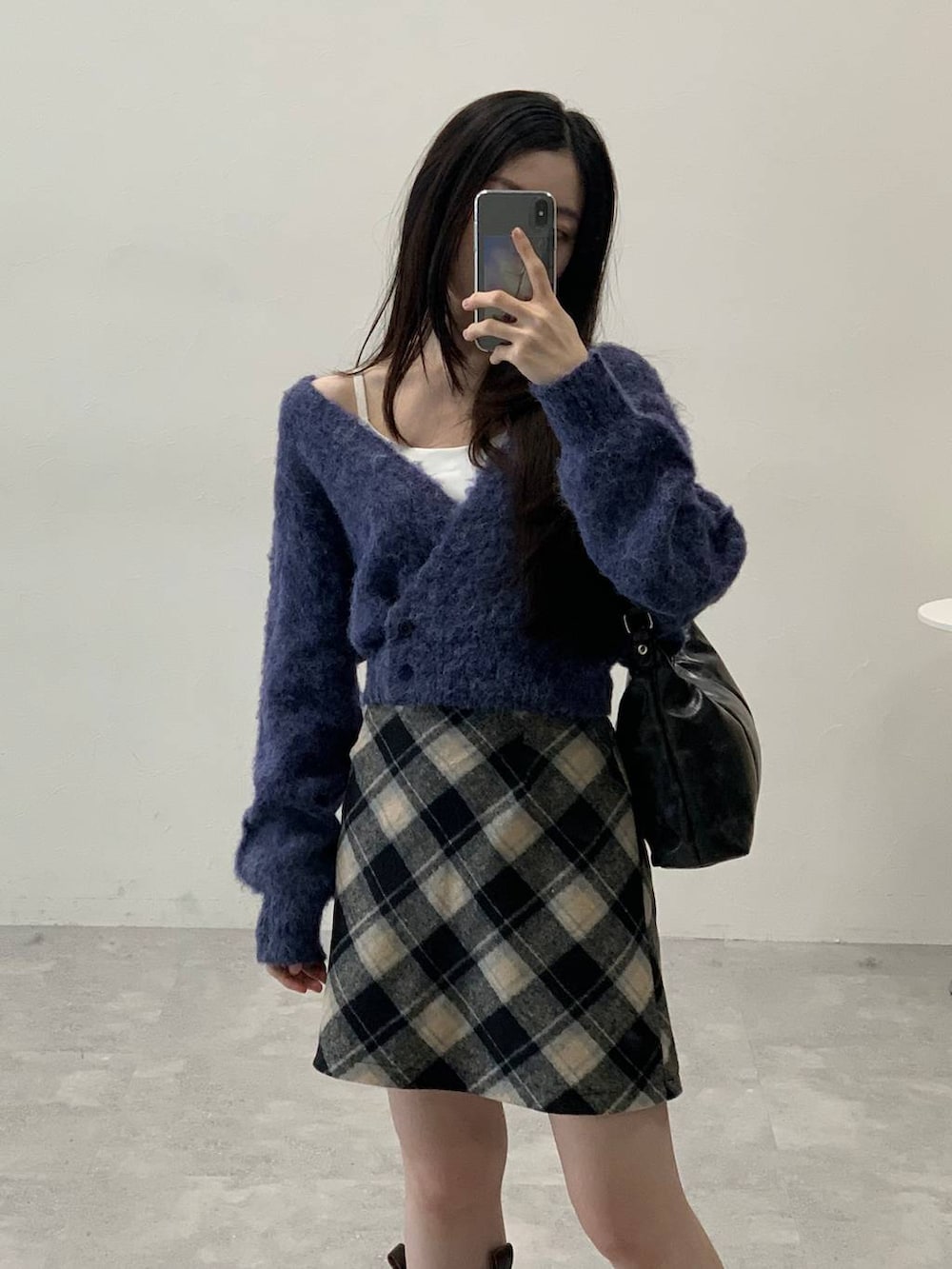 グレー系のカーディガン/ボレロ、ブラック系のスカート、ブラック系のブーツを着用したレディースの秋コーディネートの8枚目の写真