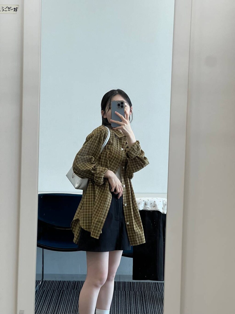 ブラック系のデニムスカート、その他のハンドバッグ、その他のシャツ/ブラウスを着用したレディースの秋コーディネートの7枚目の写真