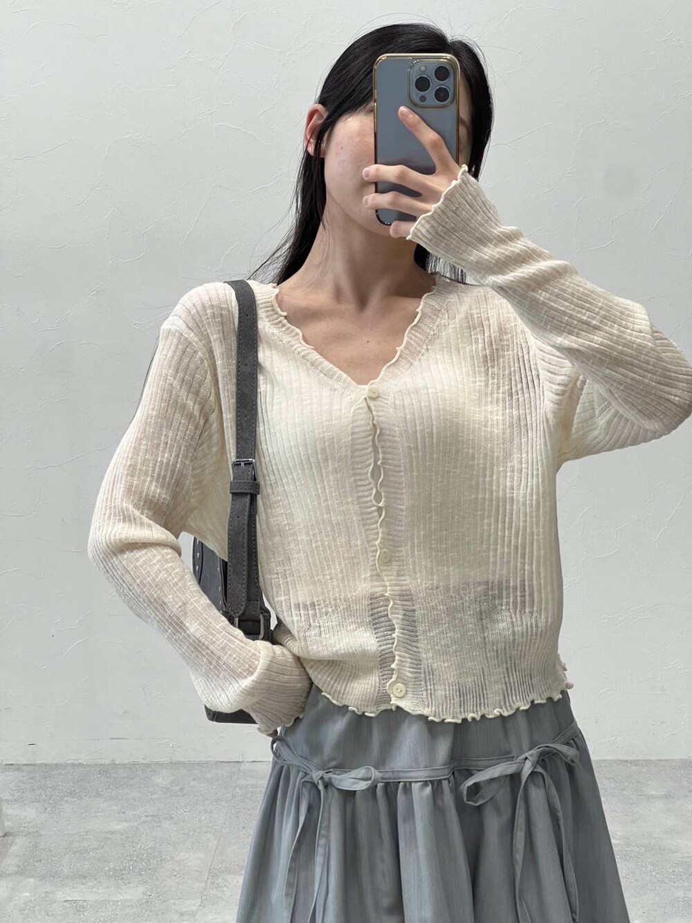 グレー系のスカート、ブラック系のトートバッグ、ベージュ系のカーディガン/ボレロを着用したレディースの夏コーディネートの8枚目の写真