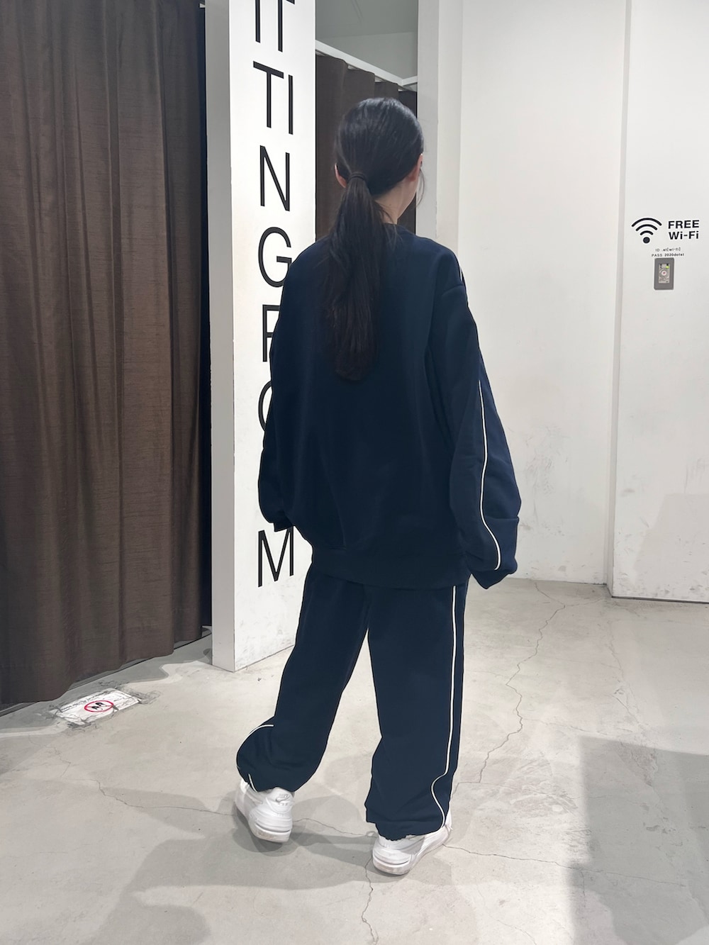 「春のおしゃ見えテクニック、シンプルスタイル、セットアップ、スウェット、スウェットパンツ、ゆるコーデ、リラックススタイル、韓国ファッション、低身長コーデ、ラクチンコーデ、スニーカー、春服」｜「codegraphyの[SET] 24H TRACK TRAINING JOGGER PANTS（スウェットパンツ、ブルー系）」を使った、みれいさん（レディース・150cm）の春コーディネートの2枚目の写真