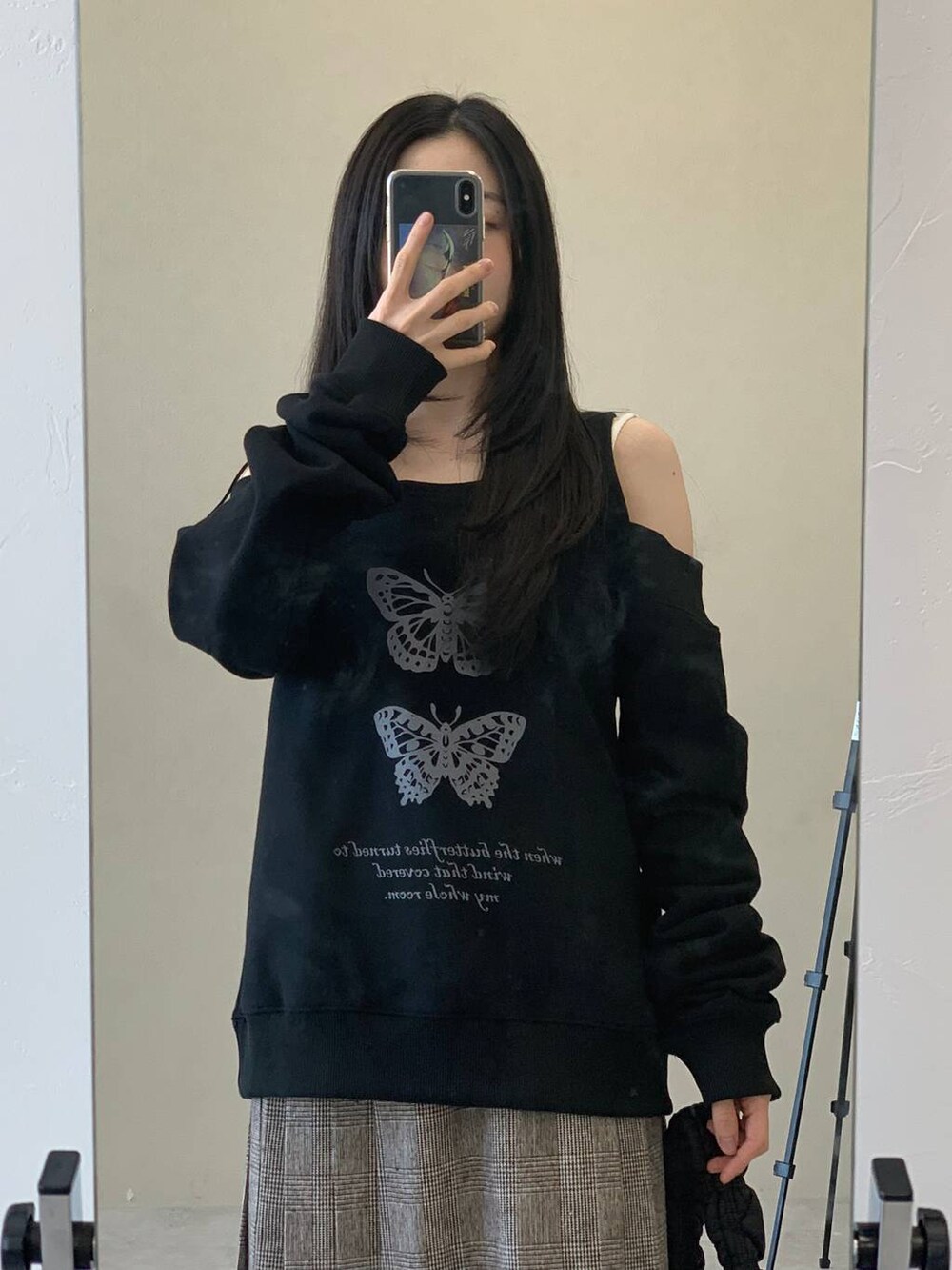 ブラック系のショルダーバッグ、ブラウン系のスカート、ブラック系のスウェットを着用したレディースの冬コーディネートの7枚目の写真