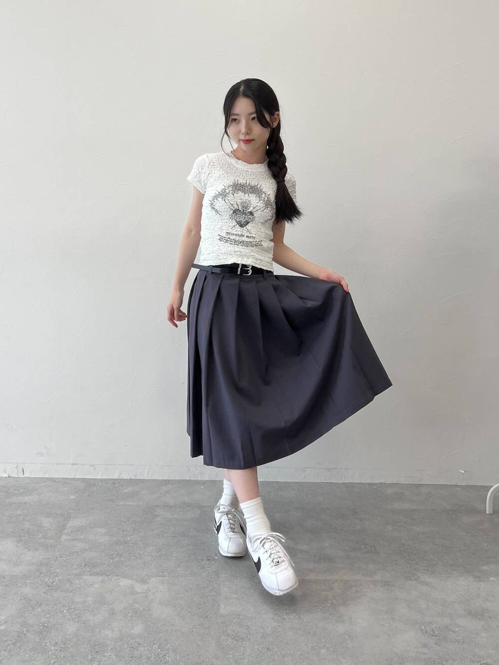 グレー系のスカート、ホワイト系のTシャツ/カットソーを着用したレディースの夏コーディネートの6枚目の写真