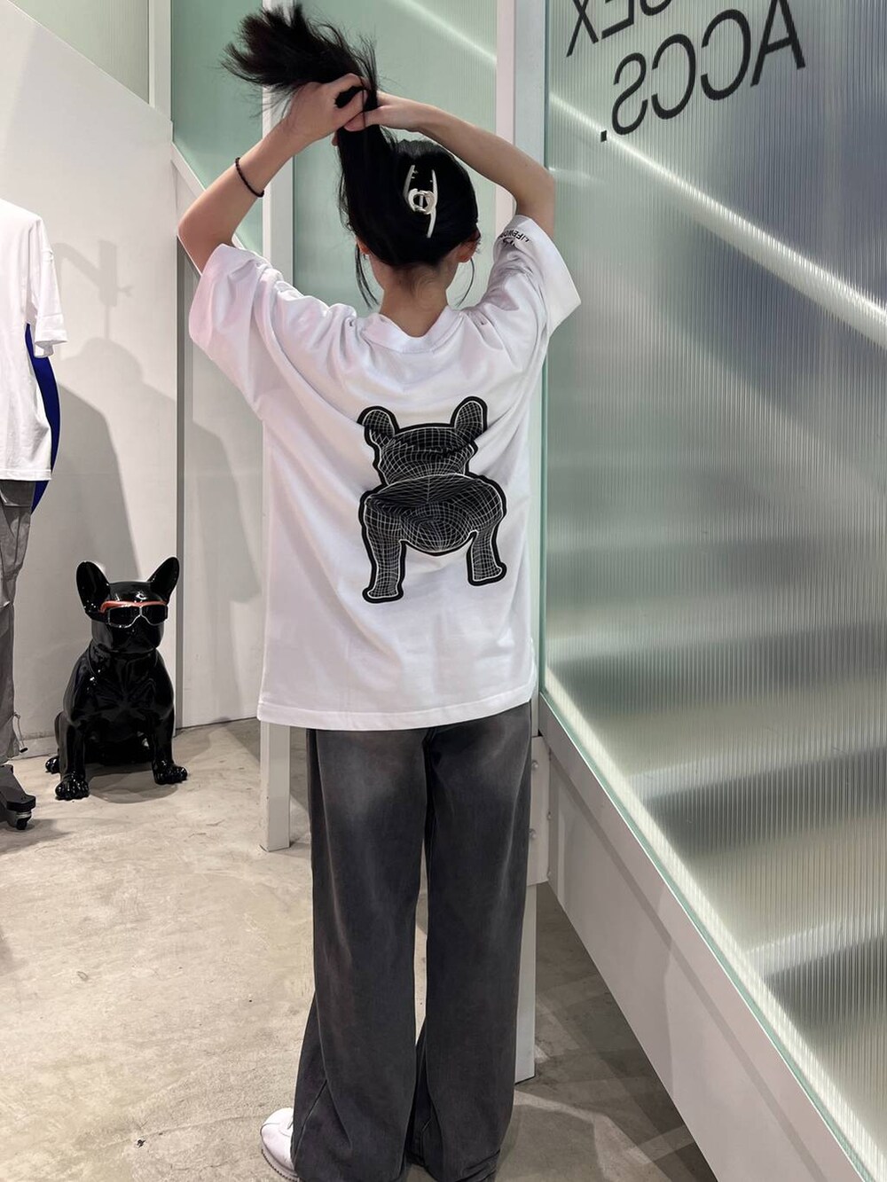 ホワイト系のTシャツ/カットソーを着用したレディースの夏コーディネートの3枚目の写真