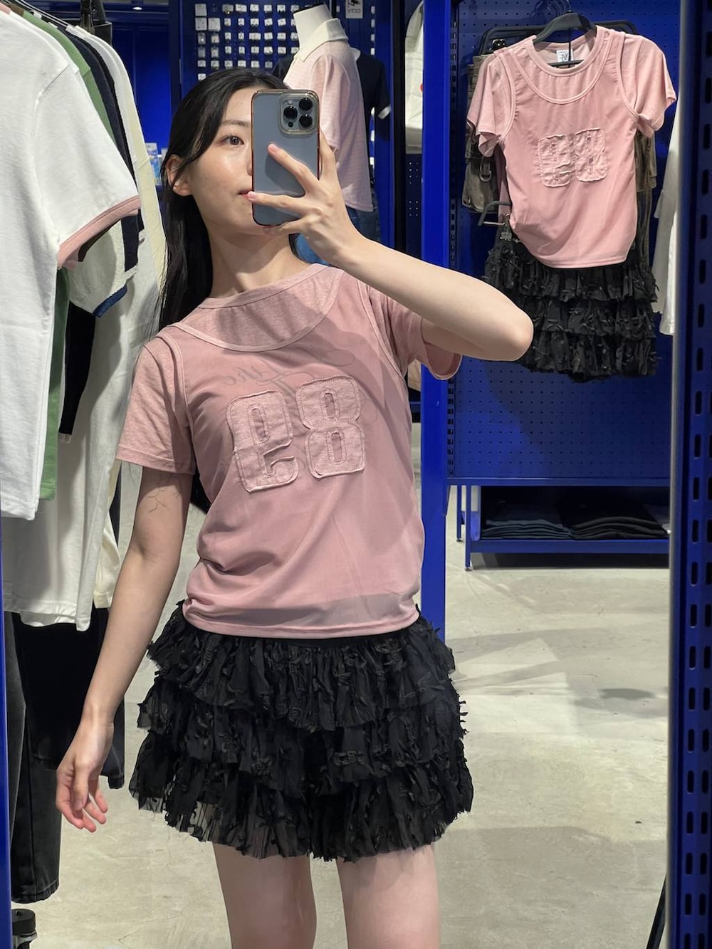 ブラック系のサンダル、ブラック系のスカート、ピンク系のTシャツ/カットソーを着用したレディースの夏コーディネートの3枚目の写真