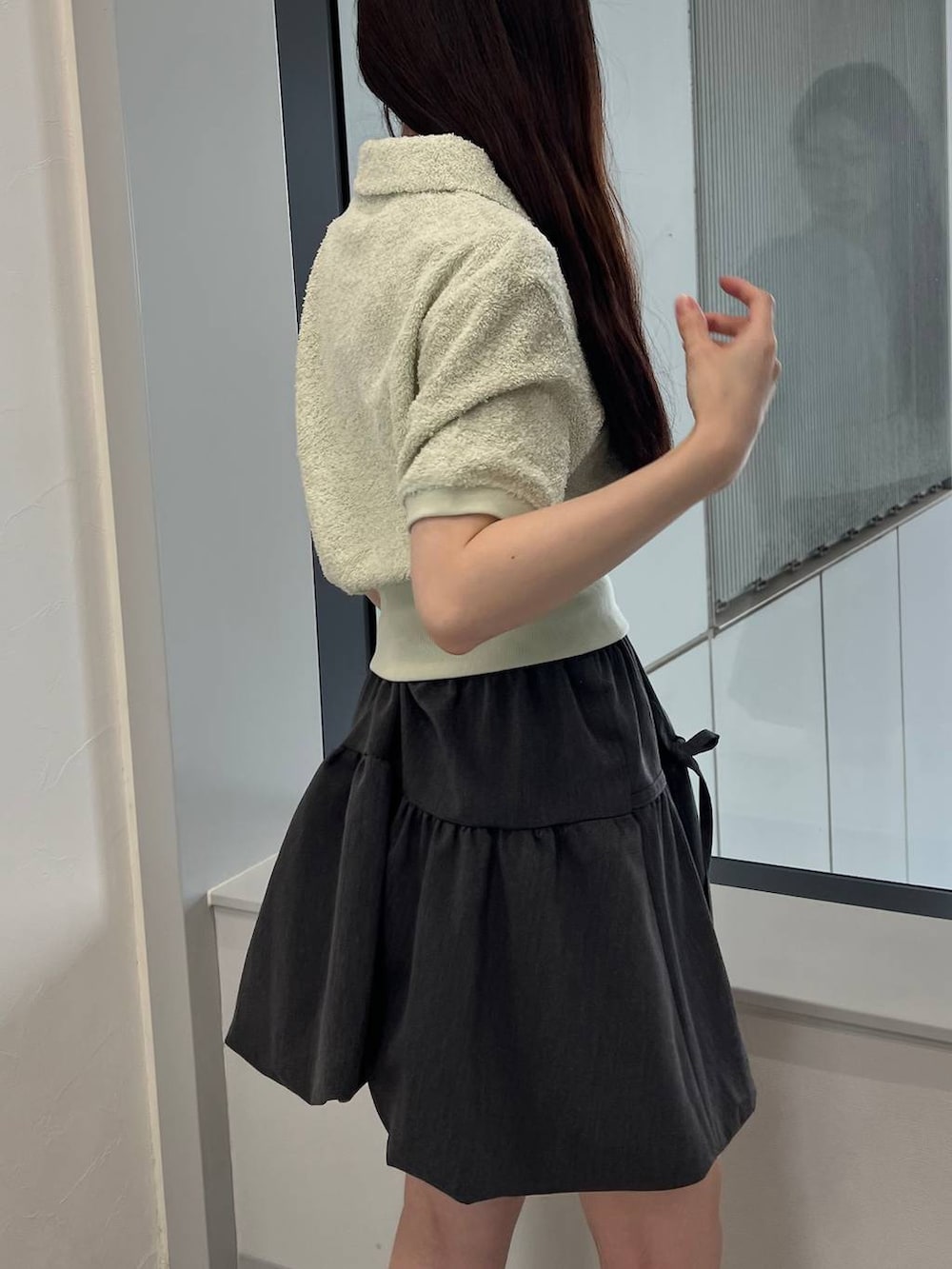 グレー系のスカート、グリーン系のTシャツ/カットソーを着用したレディースの夏コーディネートの7枚目の写真