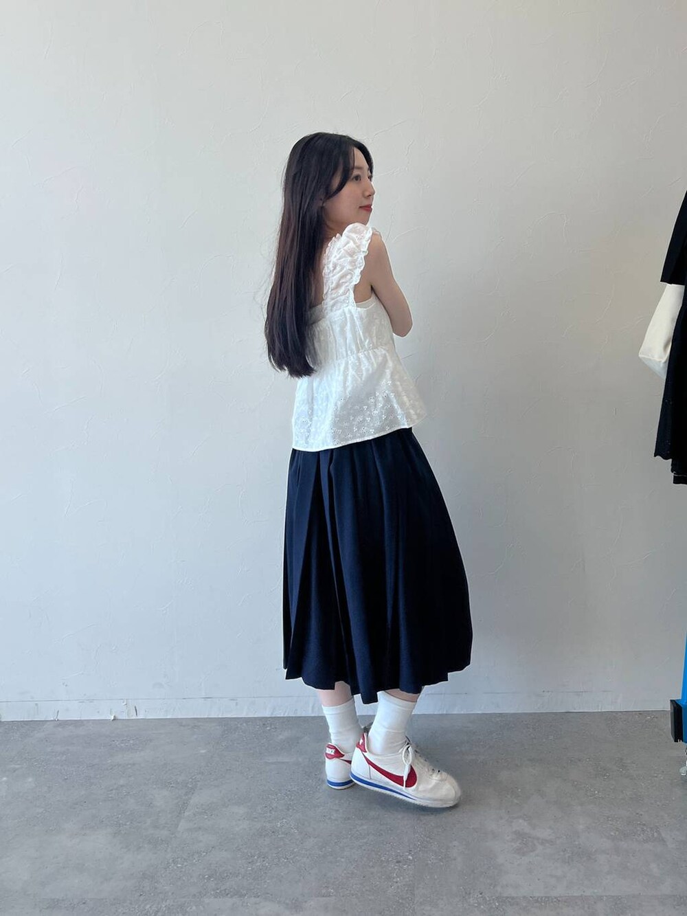 ブルー系のスカート、ホワイト系のシャツ/ブラウスを着用したレディースの春コーディネートの6枚目の写真