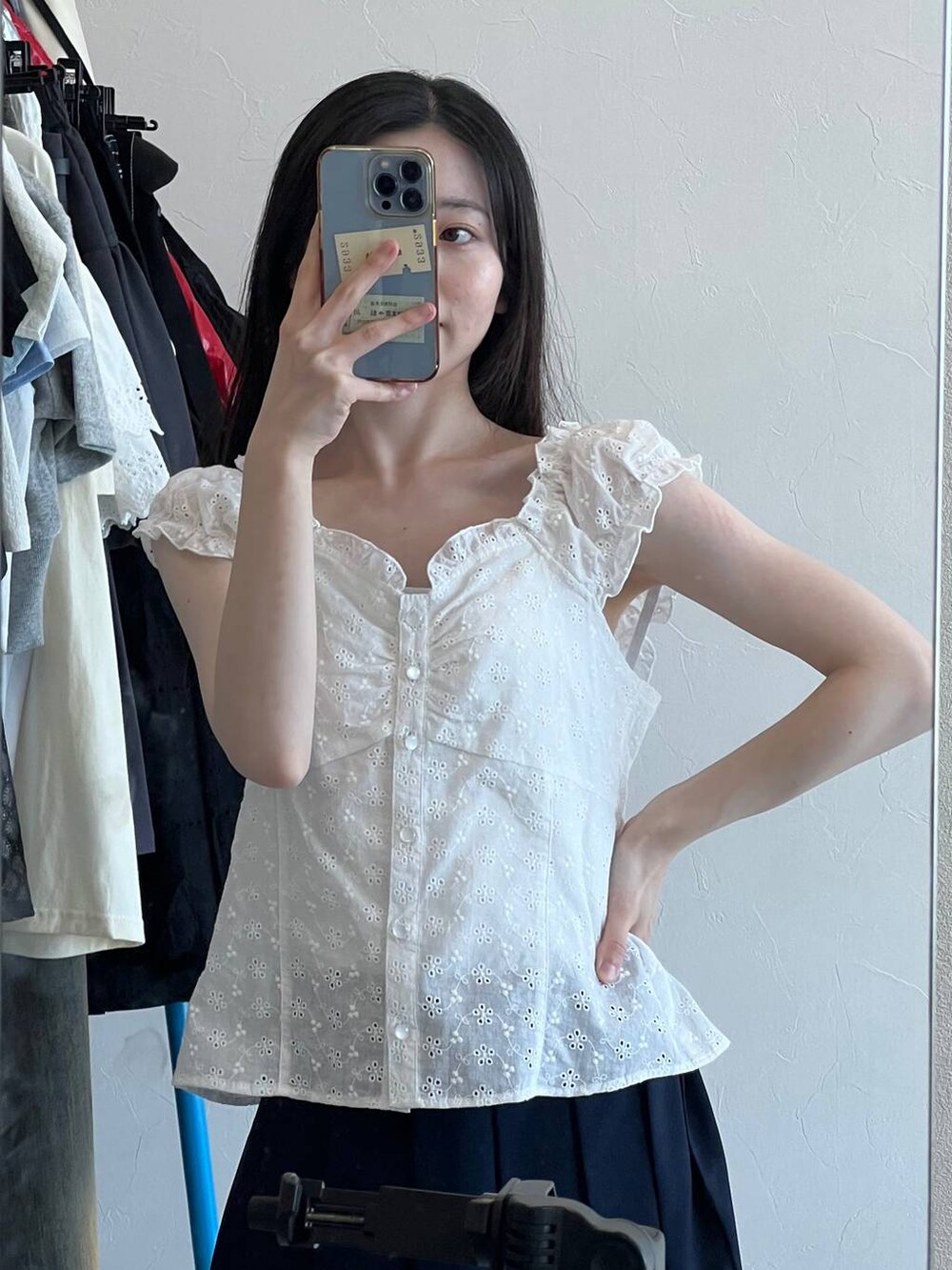 ブルー系のスカート、ホワイト系のシャツ/ブラウスを着用したレディースの春コーディネートの8枚目の写真