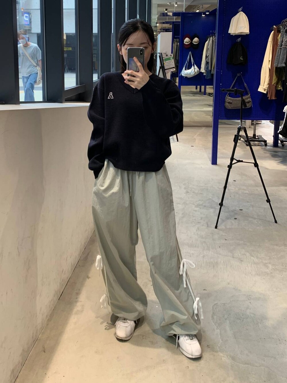 グレー系のその他パンツ、ブルー系のニット/セーターを着用したレディースの秋コーディネートの2枚目の写真