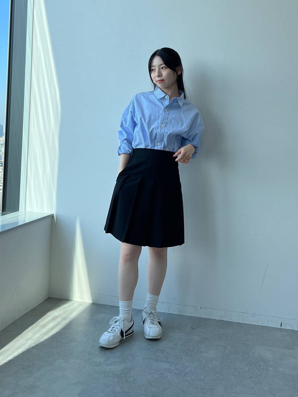 ブラック系のその他パンツ、その他のシャツ/ブラウスを着用したレディースの秋コーディネートの6枚目の写真