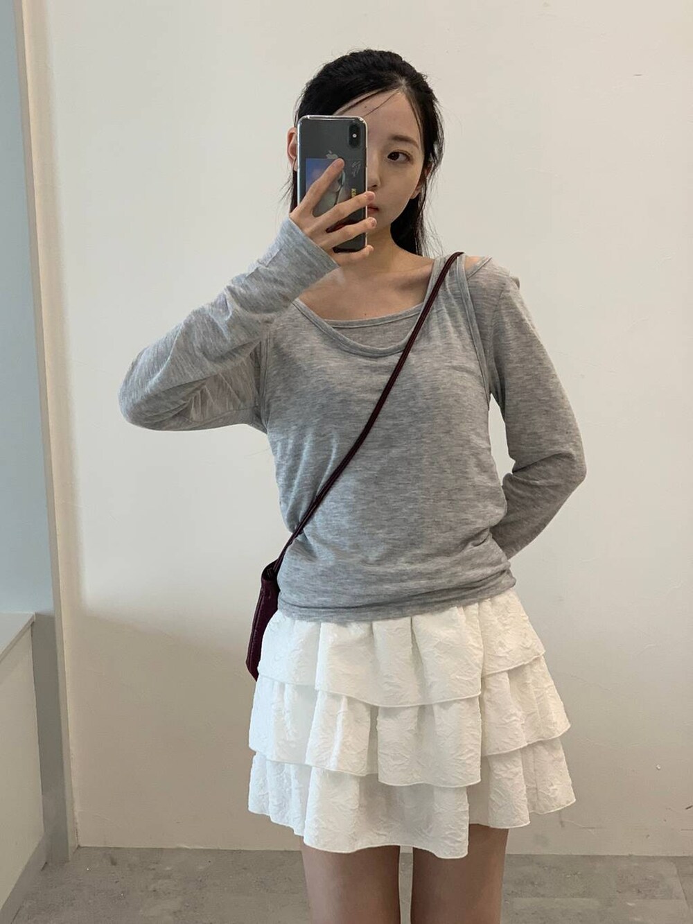 ホワイト系のスカート、グレー系のTシャツ/カットソーを着用したレディースの秋コーディネートの4枚目の写真