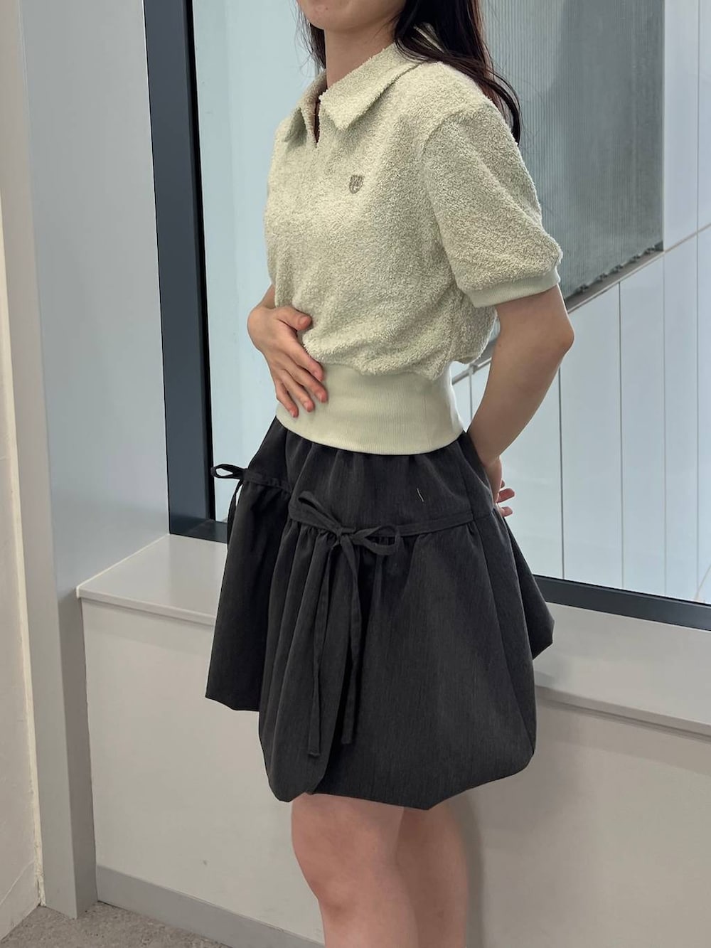 グレー系のスカート、グリーン系のTシャツ/カットソーを着用したレディースの夏コーディネートの4枚目の写真