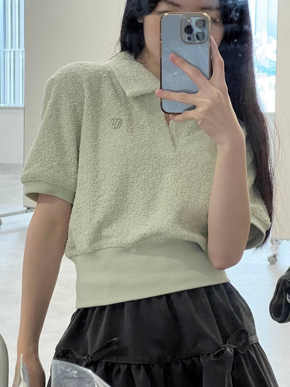 グレー系のスカート、グリーン系のTシャツ/カットソーを着用したレディースの夏コーディネートの10枚目の写真