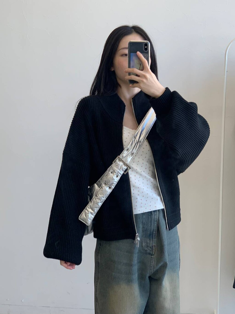 その他のショルダーバッグ、ブラック系のブルゾン、ブルー系のデニムパンツを着用したレディースの冬コーディネートの7枚目の写真