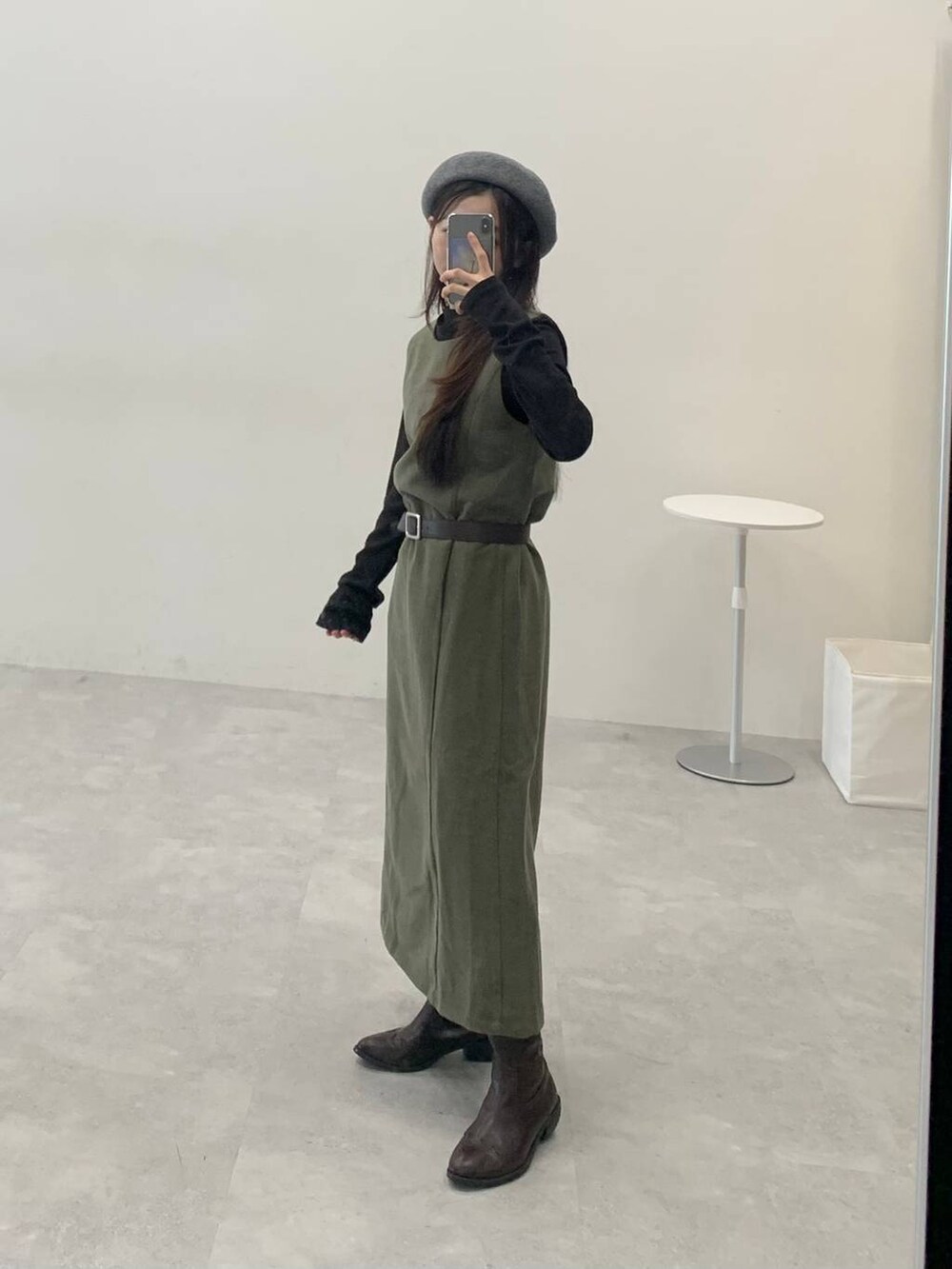 グリーン系のワンピース、ブラウン系のベルト、グレー系のハンチング/ベレー帽を着用したレディースの秋コーディネートの4枚目の写真