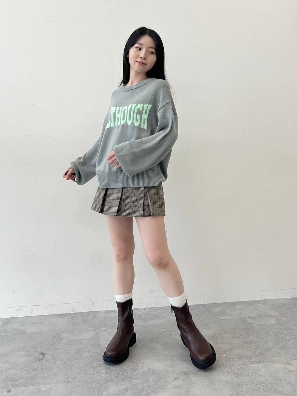 グレー系のニット/セーター、ブラウン系のスカート、ブラウン系のテーラードジャケットを着用したレディースの冬コーディネートの5枚目の写真