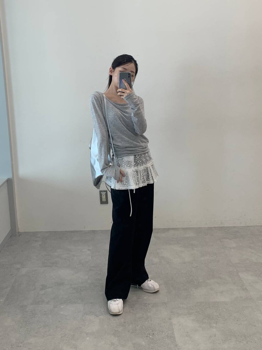 グレー系のTシャツ/カットソー、ホワイト系のスカートを着用したレディースの秋コーディネートの2枚目の写真