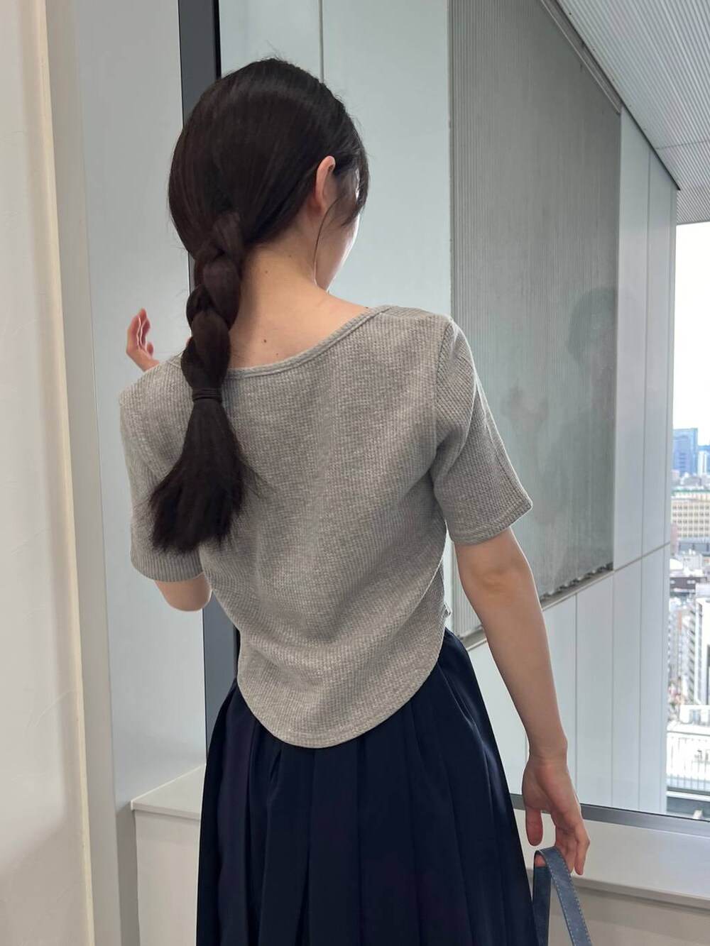 ブルー系のスカート、ブルー系のトートバッグ、グレー系のTシャツ/カットソーを着用したレディースの夏コーディネートの8枚目の写真