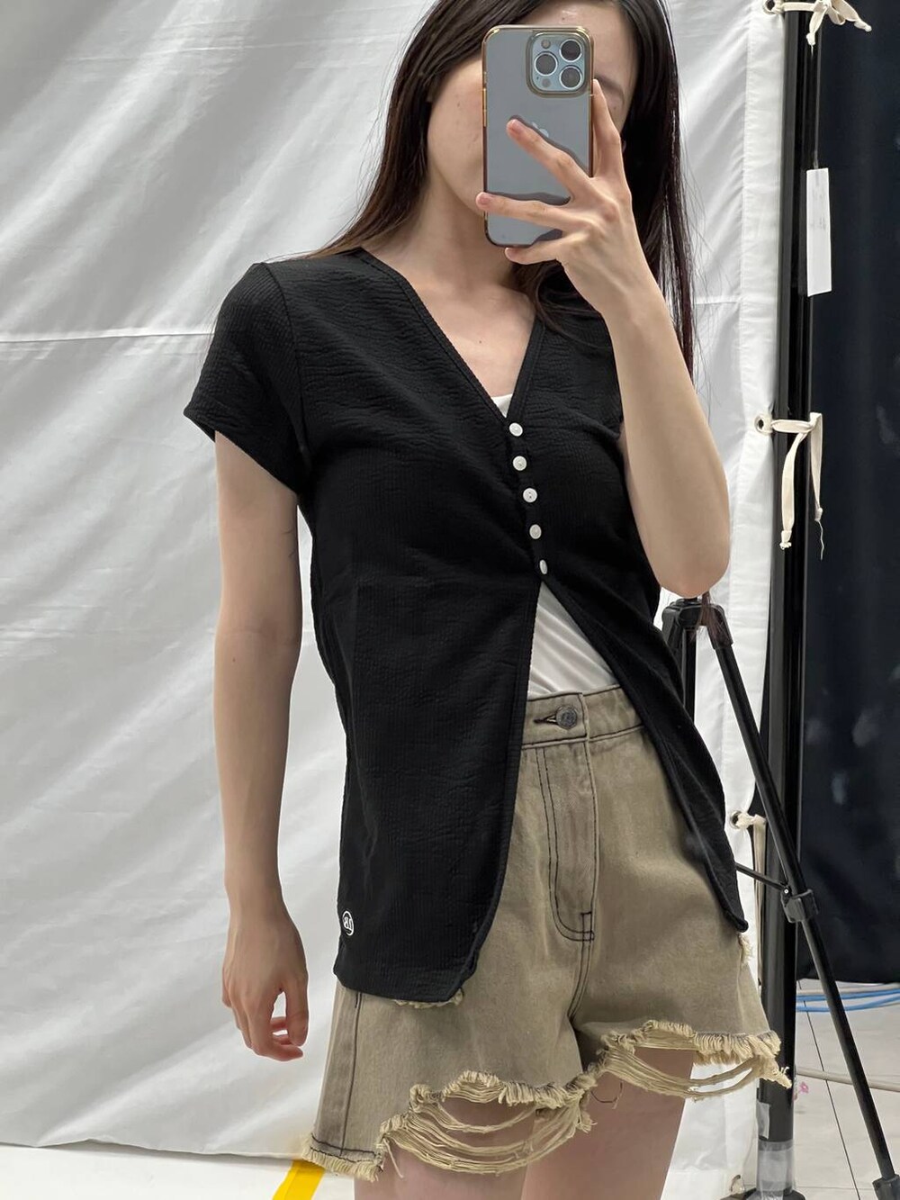 グレー系のデニムパンツ、ブラック系のカーディガン/ボレロを着用したレディースの夏コーディネートの4枚目の写真