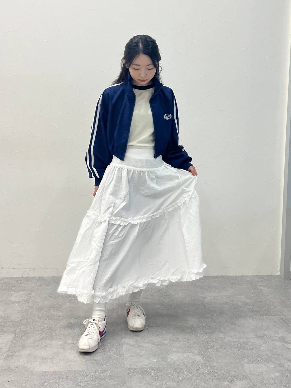 ベージュ系のTシャツ/カットソー、ブルー系のブルゾンを着用したレディースの春コーディネートの3枚目の写真