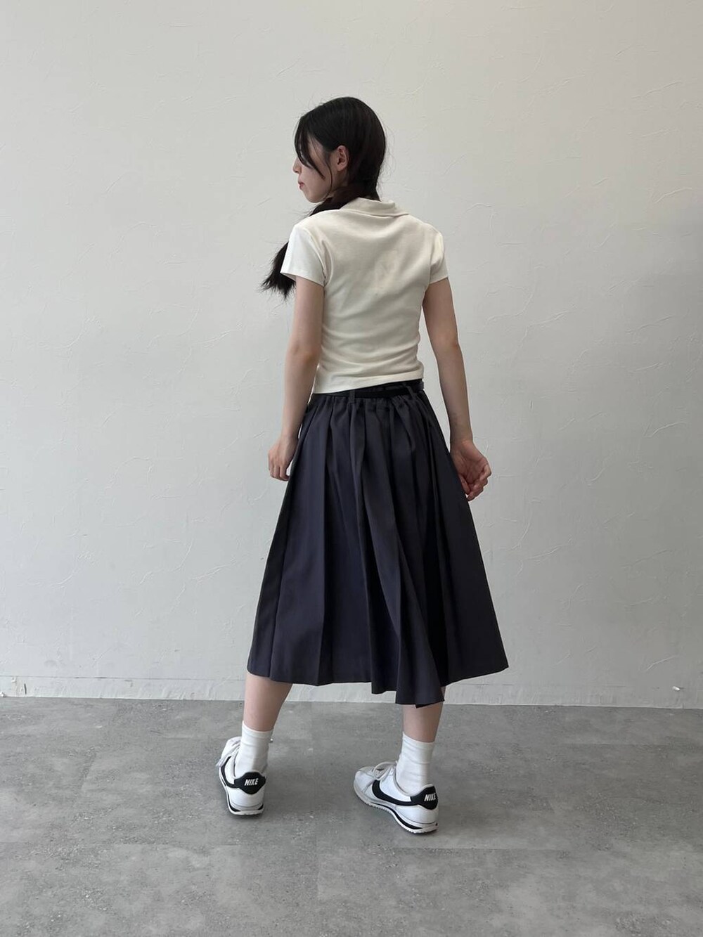 グレー系のスカート、ホワイト系のTシャツ/カットソーを着用したレディースの夏コーディネートの3枚目の写真