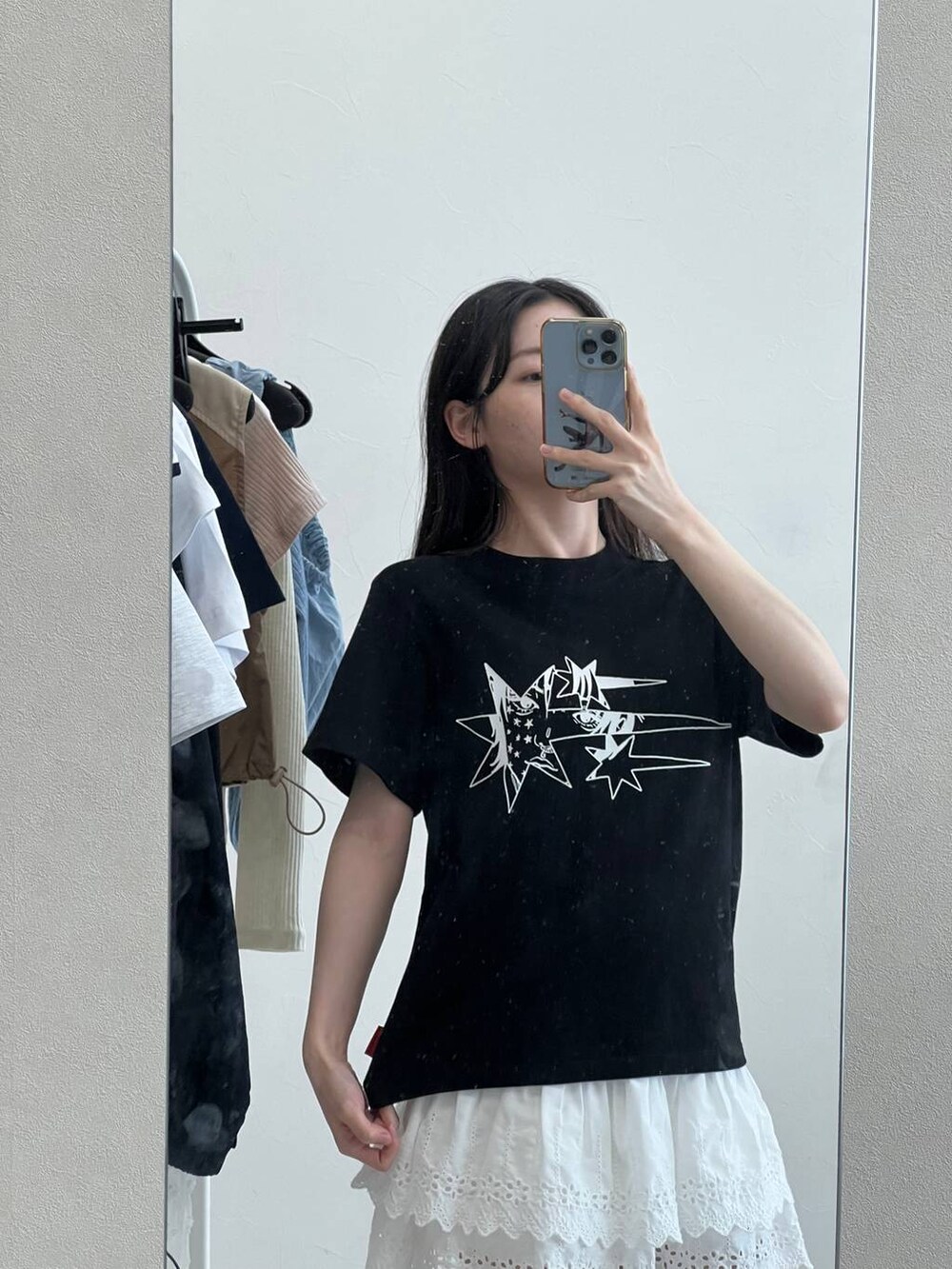 ホワイト系のスカート、ブラック系のTシャツ/カットソーを着用したレディースの夏コーディネートの6枚目の写真