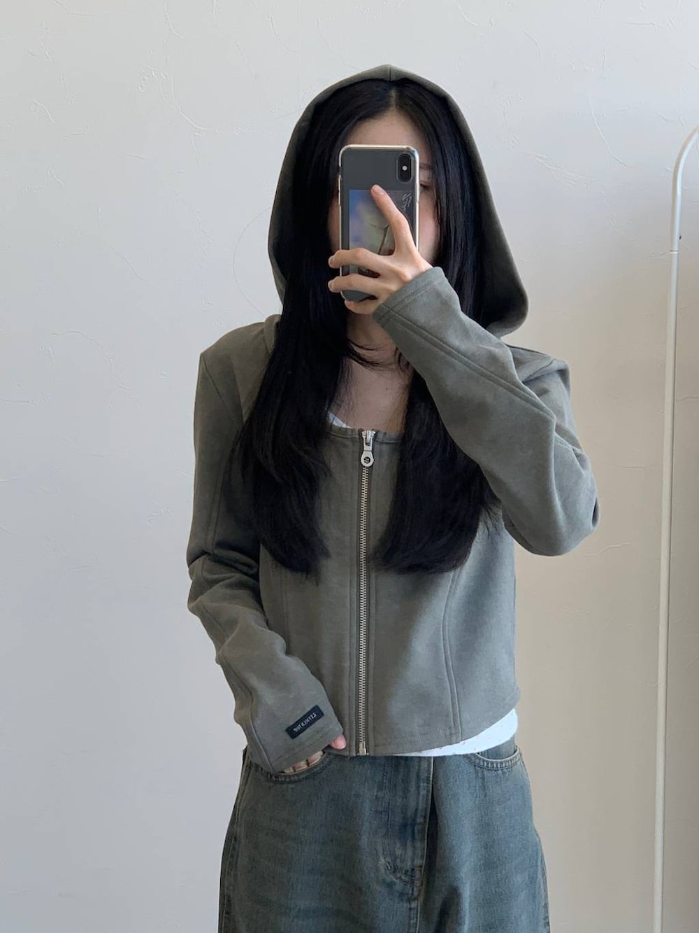 ブルー系のデニムパンツ、グレー系のパーカーを着用したレディースの冬コーディネートの6枚目の写真