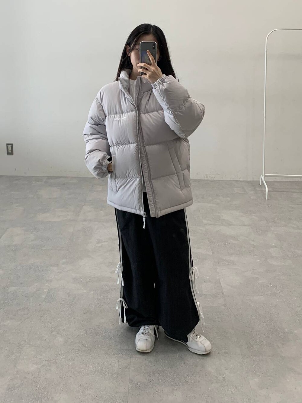 ブラック系のその他パンツ、グレー系のダウンジャケット/コートを着用したレディースの秋コーディネートの3枚目の写真
