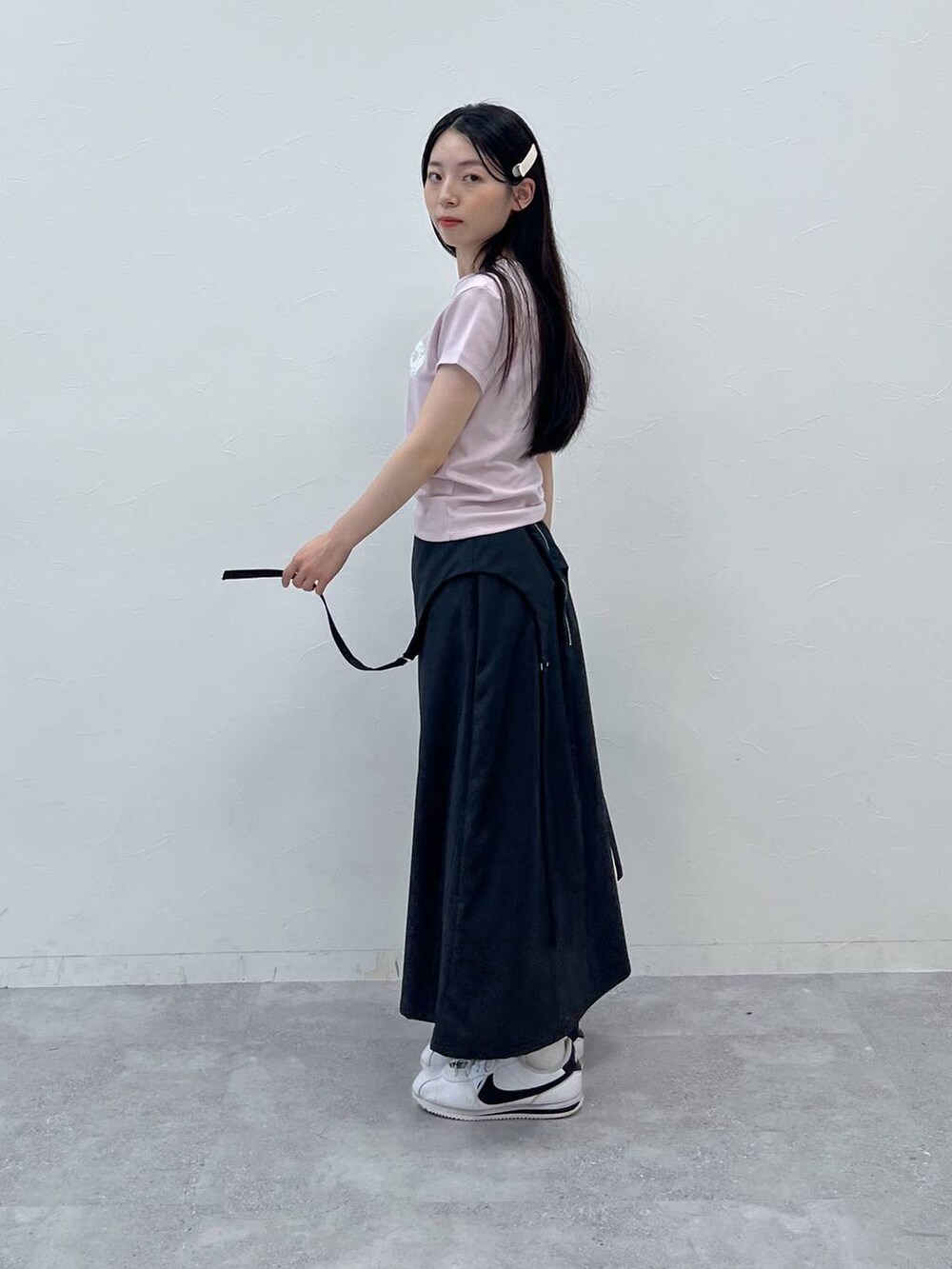 グレー系のスカート、ピンク系のTシャツ/カットソーを着用したレディースの夏コーディネートの4枚目の写真